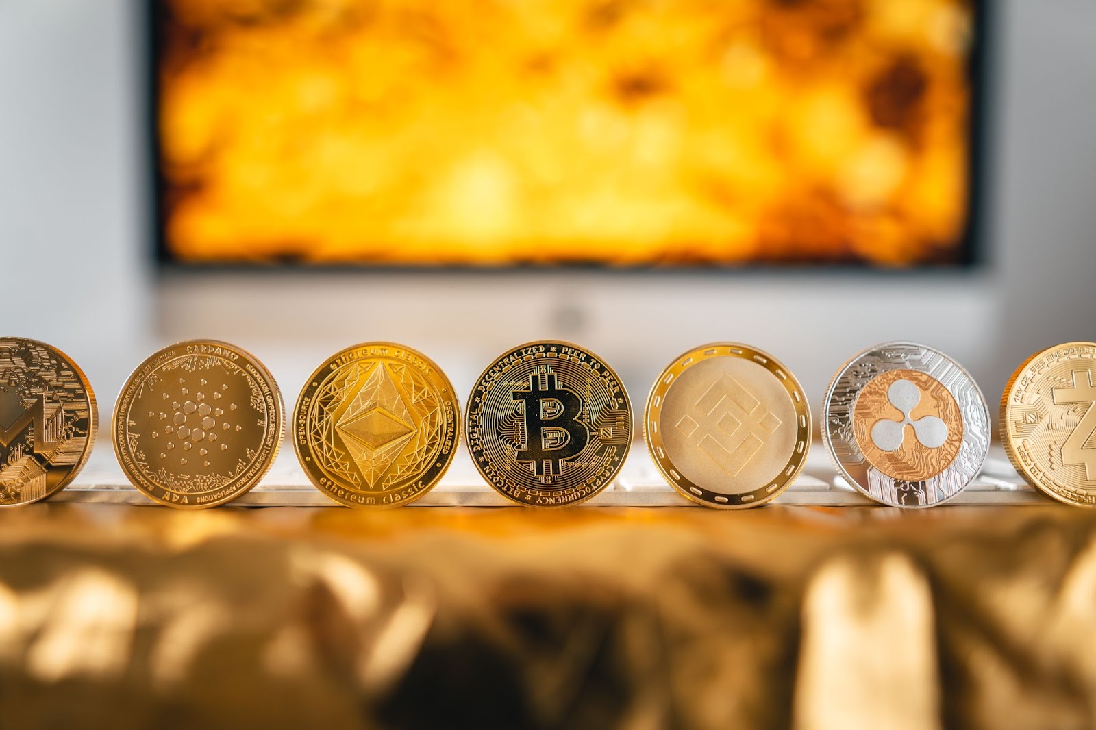 显示比特币和其他加密货币的图像