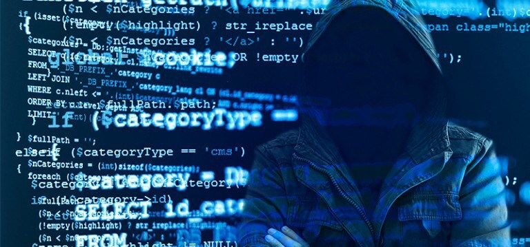 背景にコードがあるハッカーを示すデジタル画像。
