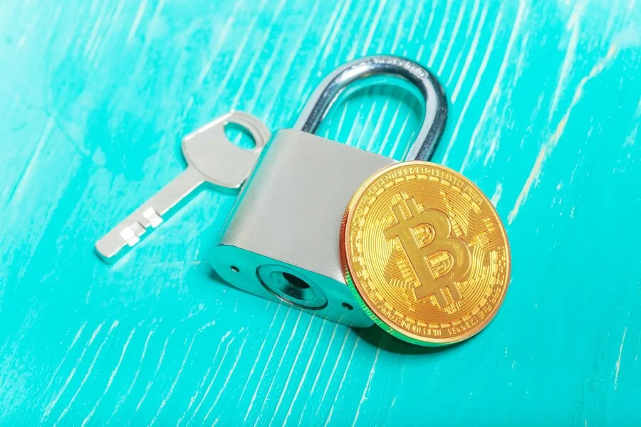 Bitcoin de ouro e cadeado com chave. 