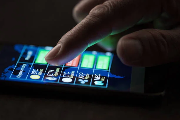 Personne configurant un nouveau portefeuille crypto sur son téléphone.