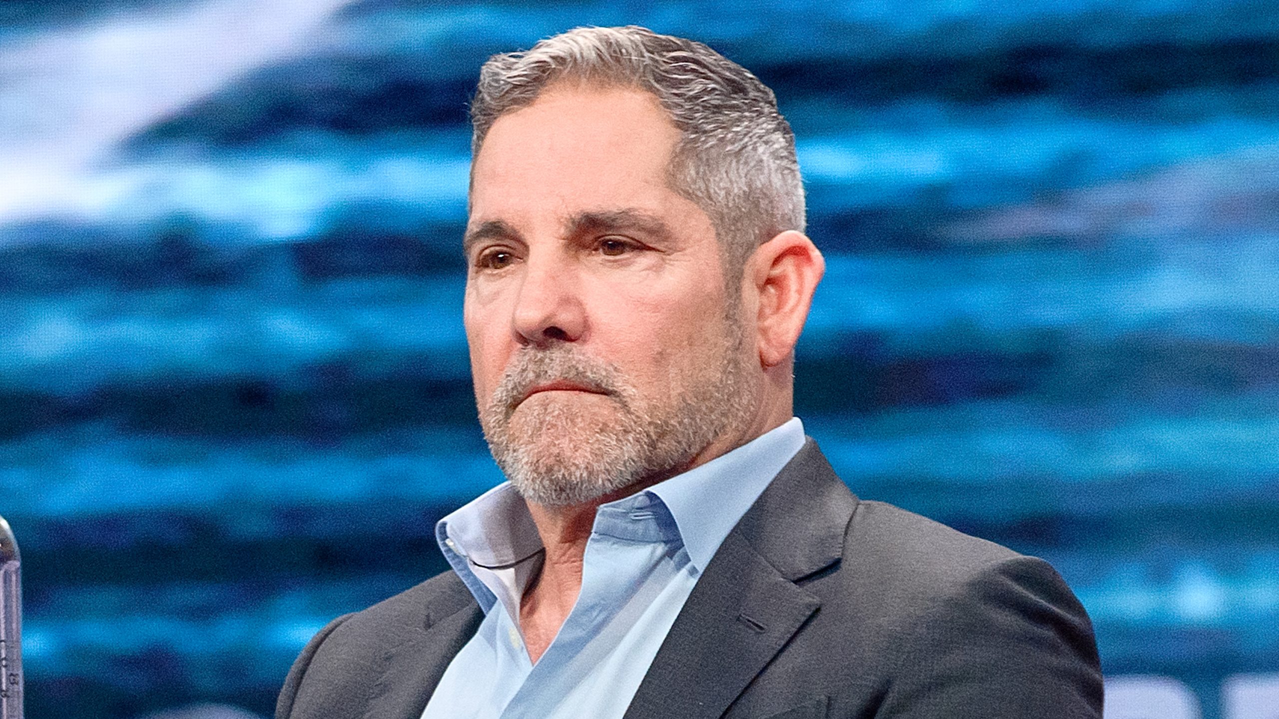 Grant Cardone prend la parole sur scène lors d'une table ronde en direct