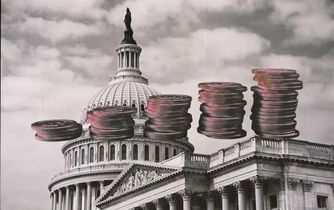 Eine Schwarz-Weiß-Aufnahme des US-Kapitols, auf dessen Kuppel und Dach mehrere Stapel von Kryptowährungsmünzen digital überlagert sind und die Kryptowährung, Regierungspolitik und Finanzregulierung symbolisieren.