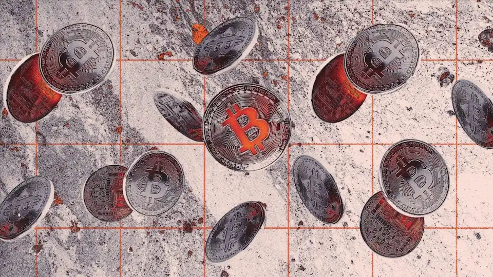 Monedas de Bitcoin sobre un fondo gris texturizado con detalles en naranja.
