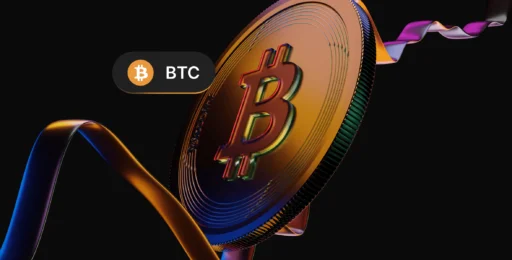 Moneda de Bitcoin con efectos de cinta de colores y una etiqueta con el logotipo de BTC sobre un fondo negro.