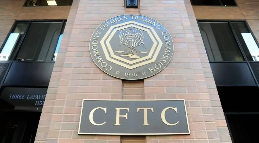 El sello y el letrero de la Comisión de Comercio de Futuros de Productos Básicos (CFTC, por sus siglas en inglés) se exhiben en el exterior de su edificio.